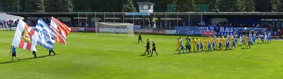 Einmarsch mit Traditionsfahnen - tolles Bild (Foto: nnz)