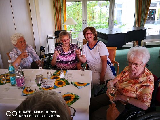 Sommernachmittag mit Angeh&ouml;rigen im KMG S&uuml;lzhayn (Foto: KMG Mehrgenerationenhaus S&uuml;lzhayn)