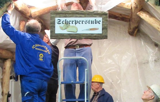 Kumpels reparieren Scherperstube (Foto: L. Schubert)