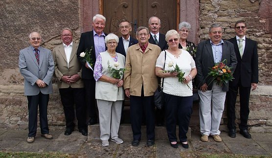 Jubelkonfirmanden in Hamma mit Pfarrer Hauke Meinhold  (Foto: R. Englert)