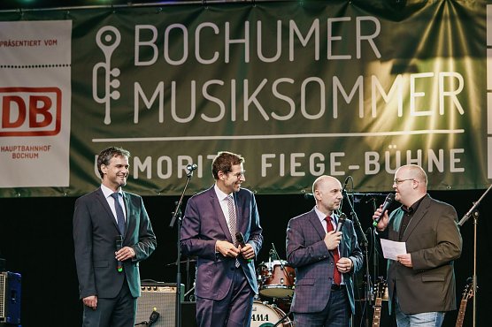 r&ouml;ffnung Bochumer Musiksommer v.l.n.r.: Kai Buchmann, Oberb&uuml;rgermeister Nordhausen, Thomas Eiskirch, Oberb&uuml;rgermeister Bochum, Mario Schiefelbein, Gesch&auml;ftsf&uuml;hrer Bochum Marketing GmbH, Ansgar Borgmann, Radio Bochum (Foto: Bochum Marketing GmbH)