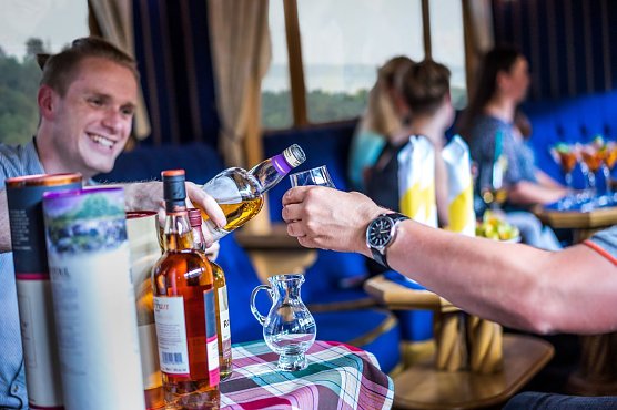 Exklusives Whisky-Tasting als neues Angebot der Harzer Schmalspurbahnen im Salonwagen (Foto: Archiv HSB/ Torsten Wagner)