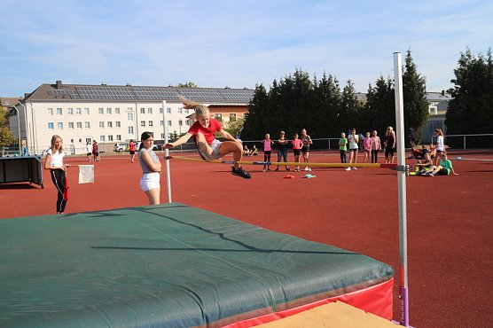 24 Mannschaften aus acht Schulen traten auf dem Hohekreuz-Sportplatz an (Foto: Angelo Glashagel)