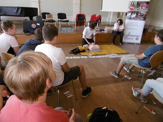 Woche der Wiederbelebung am Humboldt-Gymnasium (Foto: JUH/Aileen Mankiewicz) Woche der Wiederbelebung am Humboldt-Gymnasium (Foto: JUH/Aileen Mankiewicz)