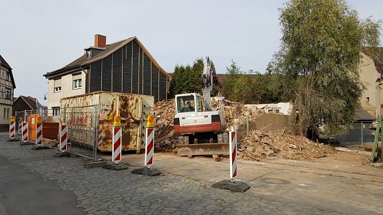 Die Stadt Nordhausen hat jetzt ein bauf&auml;lliges Geb&auml;ude im Ortsteil Bielen, Zum Schmiedetor 5, im Rahmen einer sogenannten "Ersatzvornahme" abrei&szlig;en lassen.  (Foto: Pressestelle Stadt Nordhausen)