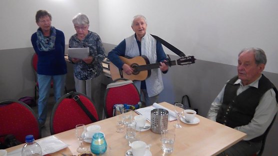 Vor 68 Jahren hatten die Kaempffe-M&auml;dchen Hanne und Ingrid den Lehrer Gerhard Stolz in der Wohnung ihrer Eltern neugierig gemustert. Zu seinem 90. Geburtstag erfreuten sie ihn gemeinsam mit Erika Hoyer musikalisch (Foto: Kurt Frank)
