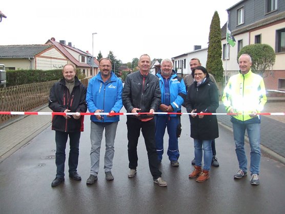 M. Rechner (AZV),H. Raabe (Bauleiter M&uuml;tze & R&auml;tzel),H.-J. Weidt (BGM),R. Hermann(Vorarbeiter) H. Maulhardt u.N. Steinecke (Planung IB Meinecke) W. Panterodt(TEN) (Foto: Gemeinde Werther)