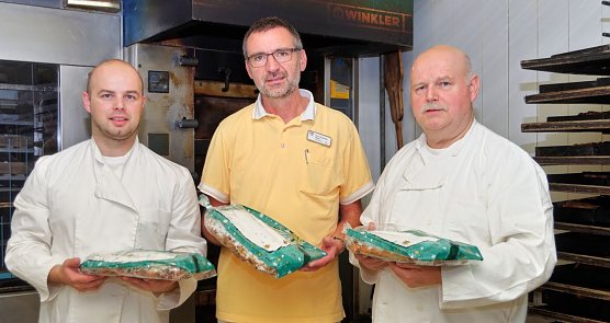 Von links: Christian K&ouml;nig, Hans-Christoph Wisch (Hospizleiter), Ulrich K&ouml;nig pr&auml;sentieren in der Backstube die Stollen (Foto: M. Sch&uuml;ler)