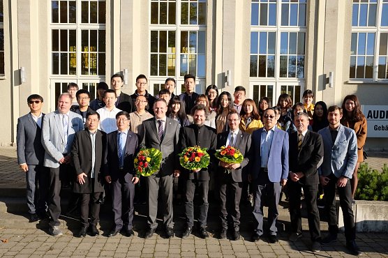 HUT-Pr&auml;sident, Han Xu, mit HSN-Pr&auml;sident, J&ouml;rg Wagner, Mitgliedern beider Hochschulen sowie Studenten des Doppelabschluss-Programms (Foto: Jaana Kistner)