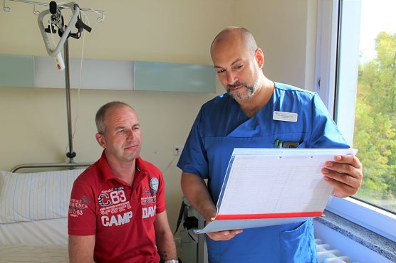 Dr. Andreas Ubl (re.) bespricht mit Andreas Bauschke nach der erfolgreichen OP den weiteren Genesungsplan (Foto: Helios Klinik Bleicherode)