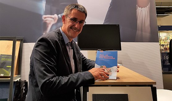 Neues Buch vorgestellt (Foto: HSN)