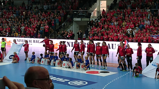 Klettenbergs junge Handballerinnen und Handballer waren als Einlaufkinder beim Champions-League Spiel dabei (Foto: Grundschule Klettenberg)