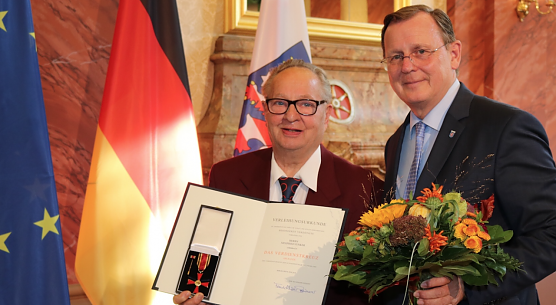 Siegfried Junker ist f&uuml;r sein langj&auml;hriges Engagement als ehrenamtlicher B&uuml;rgermeister von G&ouml;rsbach mit dem Verdienstkreuz am Bande (Foto: Pressestelle Landratsamt Nordhausen)