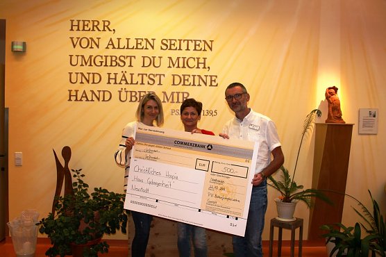 Scheckübergabe an das Hospiz Neustadt (Foto: Doreen Bohne) Scheckübergabe an das Hospiz Neustadt (Foto: Doreen Bohne)