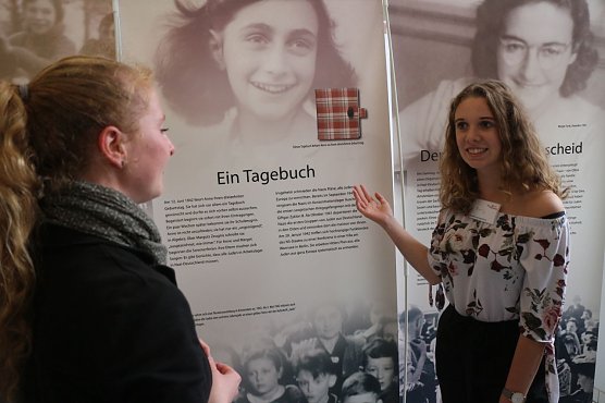 Stephanie Sch&uuml;ler vom Lift Verein und "peer guide" Emily in der Ausstellung (Foto: Angelo Glashagel)