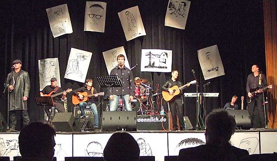 Emma spielt und singt Brecht (Foto: theater)