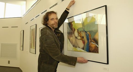 Der K&uuml;nstler und seine Werke (Foto: Wiethoff)