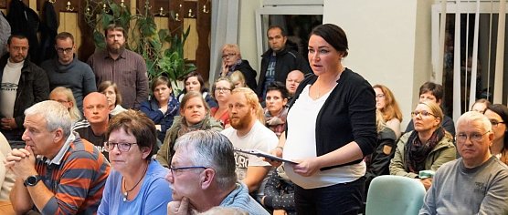 Tina Holzhause verliest ihr Statement (Foto: Susanne Schedwill)