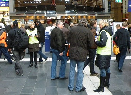 Auf dem Bahnhof (Foto: UFAS)