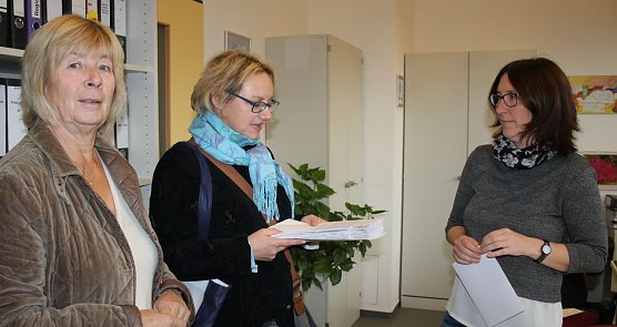 Barbara Rinke und Heidi Schell &uuml;bergeben Unterschriften und Stellungnahme in Sondershausen (Foto: Karl-Heinz Herrmann)