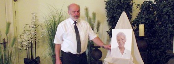 Vielseitig sind mitunter die W&uuml;nsche der Hinterbliebenen  f&uuml;r eine Bestattung ihrer Verstorbenen. Eckhard Schade erf&uuml;llt sie gern. (Foto: Kurt Frank)