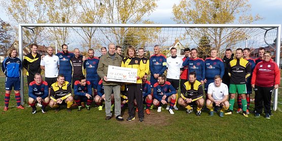 Spende &uuml;bergeben (Foto: Klaus Pfand)