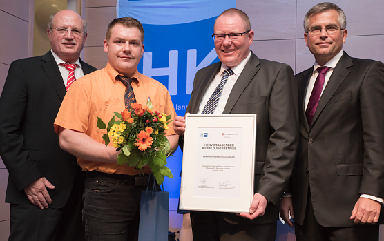 Thorsten Schwarz, Betriebsleiter Busverkehr, und Marco Wei&szlig;kopf, Ausbilder im Unternehmen, nahmen den Preis entgegen. (Foto: Stadtwerke Nordhausen)