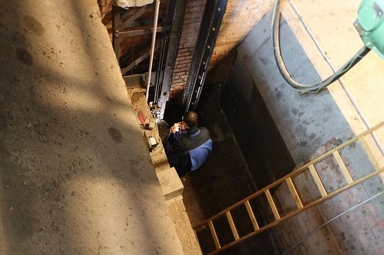 Knapp drei Meter hoch stand das Wasser in zwei Gruben der Unterb&uuml;hne (Foto: Angelo Glashagel)
