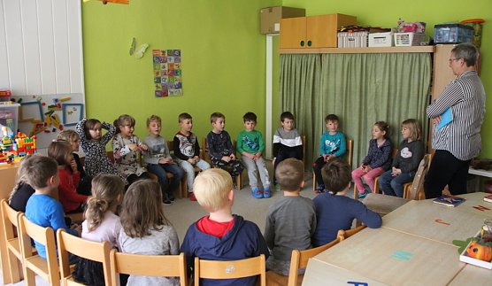 Vorlesen bei Junioren und Senioren (Foto: Karl-Heinz Herrmann) Vorlesen bei Junioren und Senioren (Foto: Karl-Heinz Herrmann)