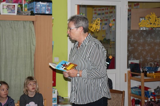 Vorlesen bei Junioren und Senioren (Foto: Karl-Heinz Herrmann) Vorlesen bei Junioren und Senioren (Foto: Karl-Heinz Herrmann)