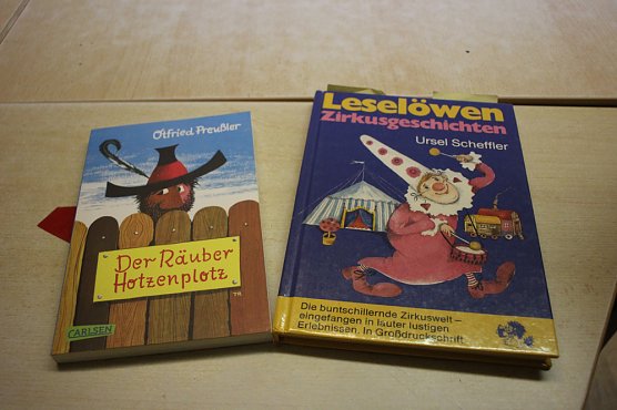 Vorlesen bei Junioren und Senioren (Foto: Karl-Heinz Herrmann) Vorlesen bei Junioren und Senioren (Foto: Karl-Heinz Herrmann)