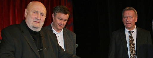 Rolf Hoppe bei seinem 80. Geburtstag in Dresden. G&uuml;nther Kirchner (rechts)  und Jens Schlichting besuchten den Schauspieler und &uuml;berbrachten Gl&uuml;ckw&uuml;nsche aus Ellrich. (Foto: privat)