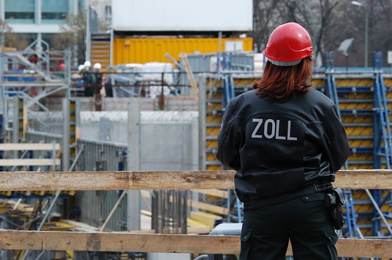 Zollkontrolle auf dem Bau (Foto: IG Bauen-Agrar-Umwelt, Bezirksverband Nordthüringen) Zollkontrolle auf dem Bau (Foto: IG Bauen-Agrar-Umwelt, Bezirksverband Nordthüringen)
