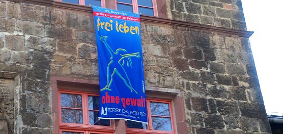Auch am Nordh&auml;user Rathaus h&auml;ngt die Blaue Fahne als Zeichen gegen Gewalt (Foto: Pressestelle Stadt Nordhausen)