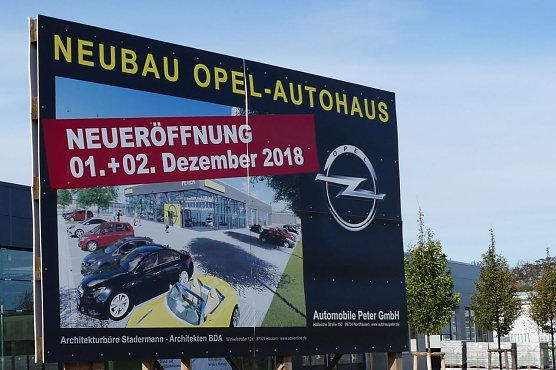 Willkommen zur Neuer&ouml;ffnung hei&szlig;t es ab Freitag in der Halleschen Stra&szlig;e 152 im und rund um das Opel-Autohaus Peter.  (Foto: Autohaus Peter GmbH)