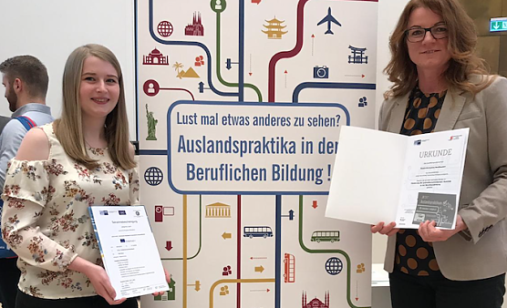 Johanna Juch und Ines Bierwisch, Ausbilderin bei der Stadtverwaltung Nordhausen, nahmen gestern ihre Urkunden entgegen (Foto: privat)