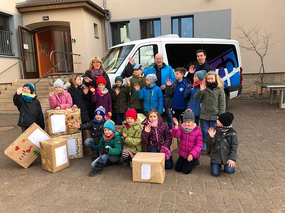 Die Kinder der evangelischen Grundschule &uuml;bergeben ihre Weihnachtspakete an die Diakonie (Foto: Diakonie in Nordhausen)