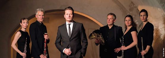 Einen knapp eineinhalbst&uuml;ndigen Abend aus Lesung und Kammermusik widmen der bekannte Schauspieler Roman Kni�ka und das Bl&auml;serquintett Ensemble Opus 45 der Geschichte der extremen Rechten in Deutschland nach 1945 (Foto: Marvin Keitel)