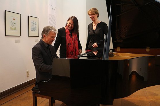 Neuer Fl&uuml;gel f&uuml;r das Kunsthaus: v.l.: Theaterintendant Daniel Klajner, Kunsthausleiterin Susanne Hinsching, F&ouml;rdervereinsvorsitzende Birgit Scholz (Foto: Angelo Glashagel)