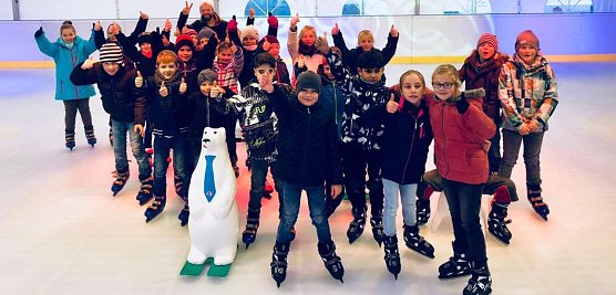 Die Drittkl&auml;ssler hatten viel Spa&szlig; auf der Eisfl&auml;che. (Foto: privat)