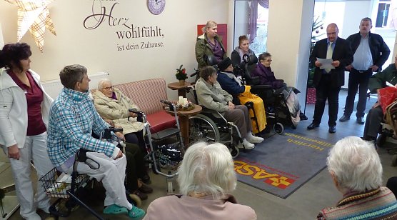 Ansprache an die Heimbewohner (Foto: nnz)