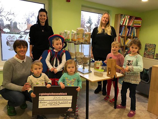 Freude &uuml;ber Spende: Nicole Hildebrandt stellv. Fillialleiterin des dm-Marktes Nordhausen, Vanessa Pirch Mitarbeiterin des dm-Marktes Nordhausen, Susann Marold Leiterin der Integr. Kita Traumzauberbaum und die Kita-Kinder Ella, Paul, Felix, Anna, Solana (Foto: KITA Traumzauberbaum)