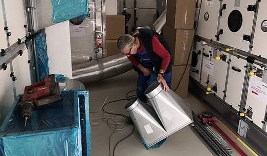 Ralf Wittener von der Bielefelder Firma Zimmer & H&auml;lbig beim Einbau der neuen Anlage. (Foto: SHK)