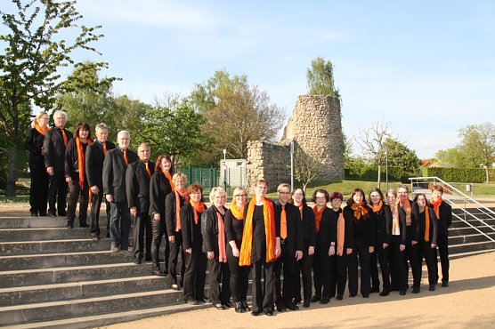Am dritten Adventssonntag sind die S&auml;ngerinnen und S&auml;nger um Chorleiterin Susanne Walther noch zwei Mal zu h&ouml;ren (Foto: Gerald Sch&uuml;tze)