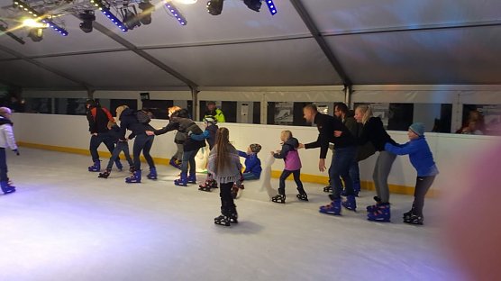 Einen sch&ouml;nen 2. Advent verbrachten die Kinder und Jugendlichen der Sport & Jugendgruppe Gro&szlig;wechsungen am gestrigen Sonntag auf der Eislaufbahn beim Opel-Autohaus-Peter (Foto: David Weitze)