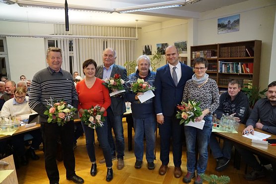 B&uuml;rgermeister Henry Pasenow zeichnete engagierte Ellricher aus.  (Foto: Susanne Schedwill)