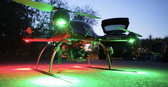 Die Messdrohne der Firma airmess startet in den Morgenstunden und fliegt &uuml;ber Sollstedt (Foto: Sven Kaleta )