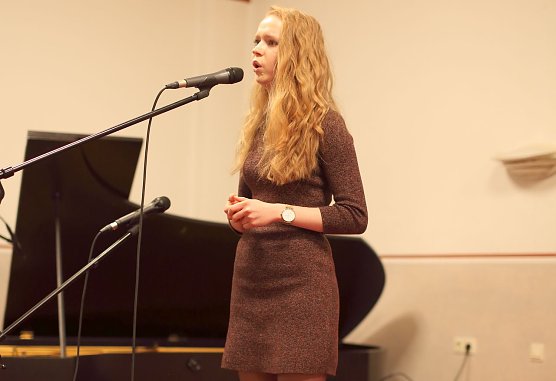 Bereichert seit Jahren die Konzerte - Sophie Kleemann, hier mit A new life (Foto: H. Roeder)