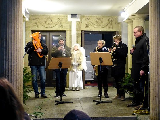 Hinter dem 17. T&uuml;rchen ging es heute musikalisch zu: die Kreismusikschule war zu Besuch beim gro&szlig;en Theater Adventskalender. (Foto: Birgit Susemihl)
