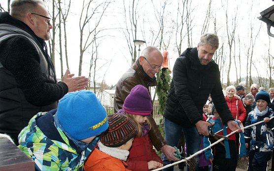 JSW-Vorstand Andreas Weigel und B&uuml;rgermeister Stephan Klante durften den Bandschnitt gemeinsam mit den Kindern &uuml;bernehmen. Einrichtungsleiter Tobias Erlmeier (rechts) freute sich sichtlich, ein solches Projekt in der Region umsetzen zu k&ouml;nnen (Foto: Mathias Daniel)